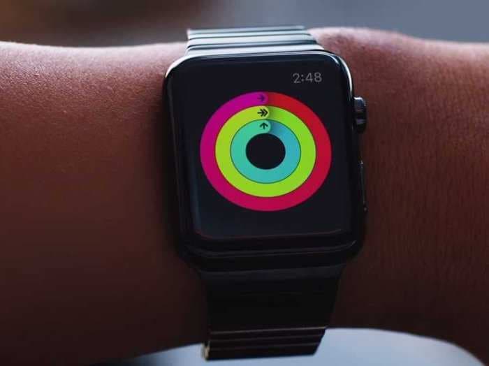 Here's what fitness experts love and hate about the Apple Watch