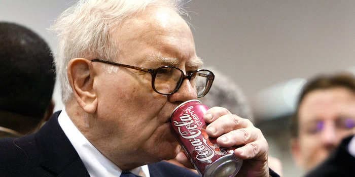 Warren Buffett hates fancy food, drives badly, and saw the housing crash coming, his biographer says in a resurfaced Reddit post
