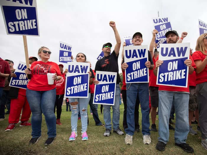 UAW reaches tentative agreement with Ford to end strike