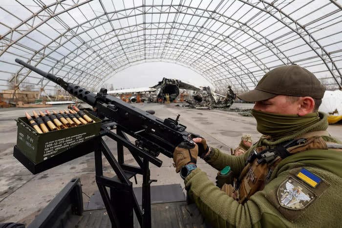 Ukrainians on pickup trucks are using machine guns designed in WWI to stop Russian drones