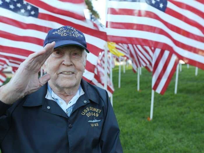 Crew Of USS Dewey Grants Dying WWII Veteran His Last Wish 