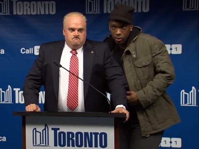 Toronto 'Crack Mayor' Rob Ford Gives Inappropriate Press Conferences In 'SNL' Open
