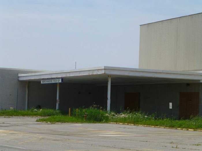 18 Sad Photos Of Deserted Sears Stores 