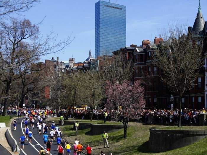 This Runner's Uplifting Tweets At Nearly Every Mile Of The Boston Marathon Brought Readers To Tears