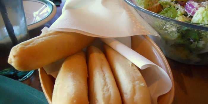 Olive Garden Is Blatantly Distorting The The Real Debate About Its Unlimited Breadsticks