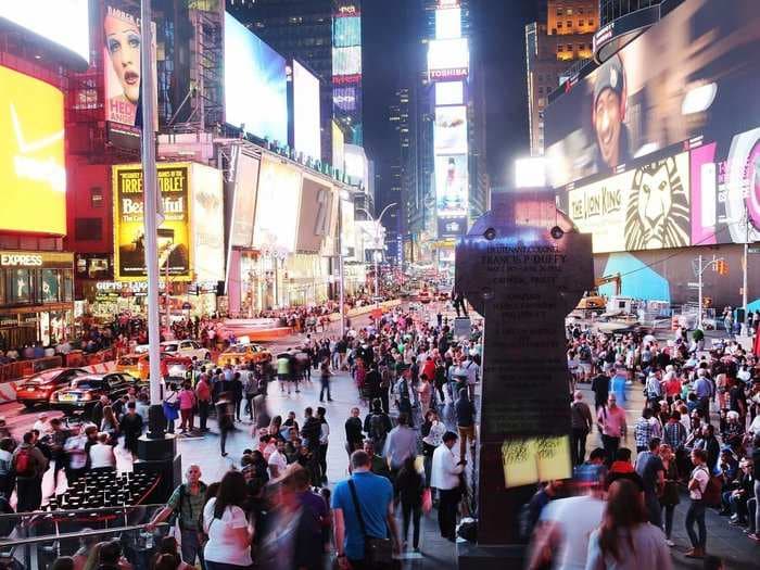 Feds tell NYC to remove Times Square's giant neon signs