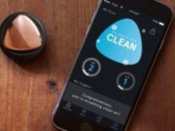 This tiny wearable tracker will warn you when air pollution threatens your health