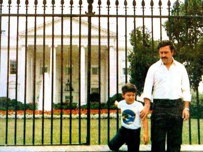 A rare photo of one of history's wealthiest drug lords posing in front of the White House