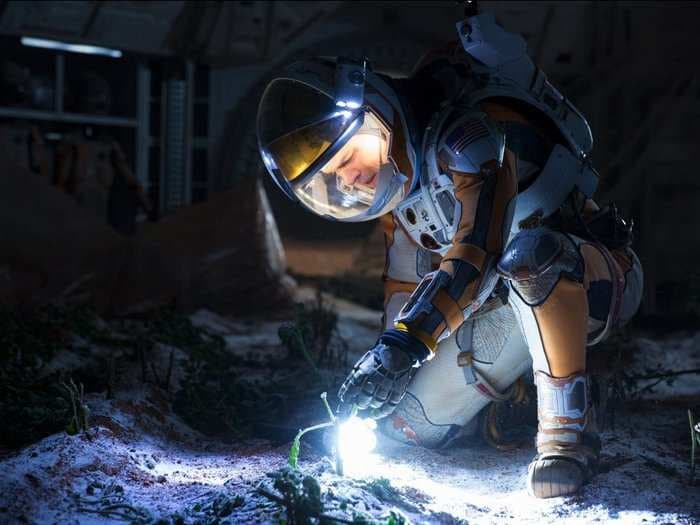 12 ways Matt Damon 'sciences the s**t' out of a hopeless situation in 'The Martian'