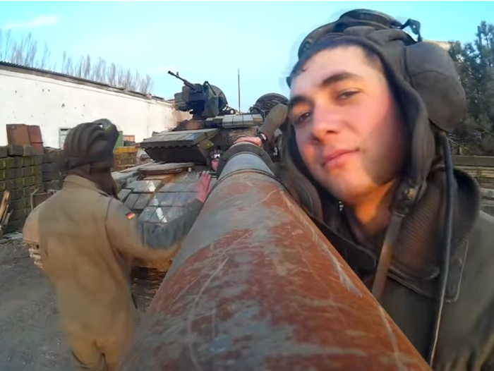 Ukrainian soldiers made this epic video using a battle tank turret as a selfie stick