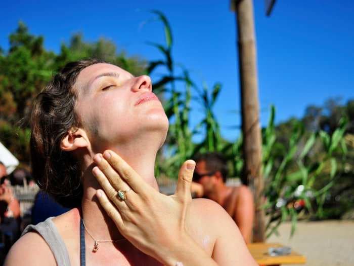 Here's how to avoid breaking out when wearing sunscreen