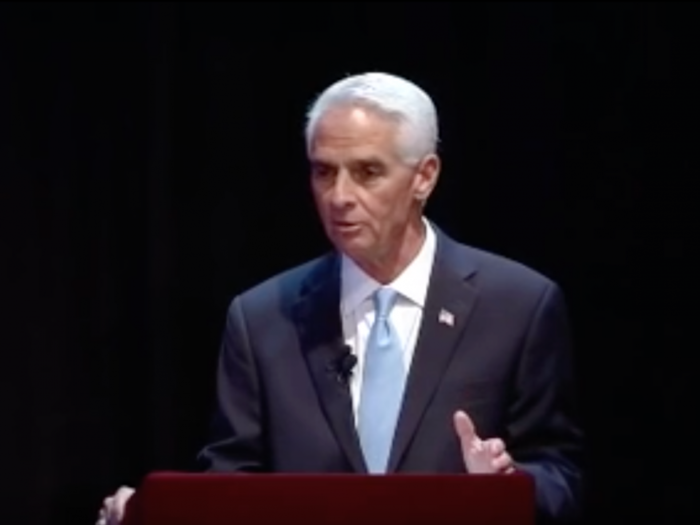 Florida audience laughs at Charlie Crist when he says he's voting for Clinton because of her honesty