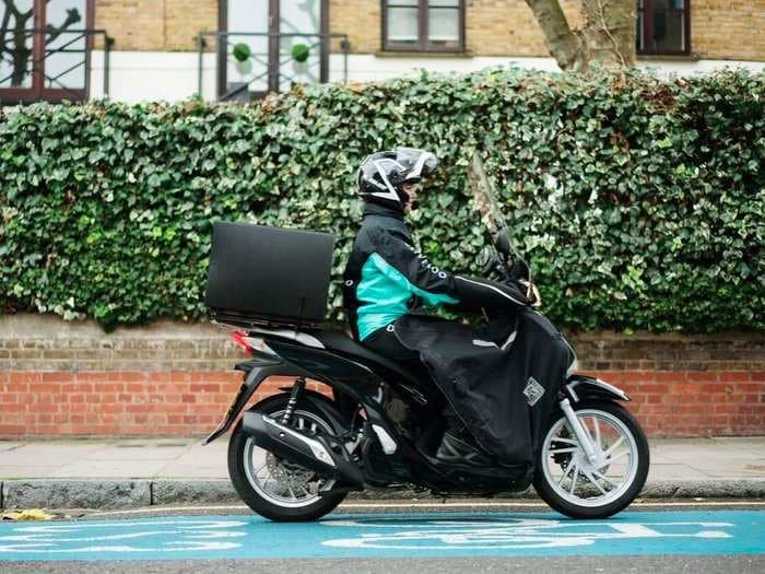 A London pizza restaurant is telling customers to order food with Deliveroo instead of UberEATS