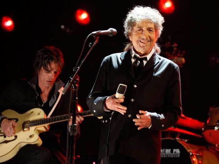 The Nobel Prize panel can't get in touch with Bob Dylan, who hasn't acknowledged his award