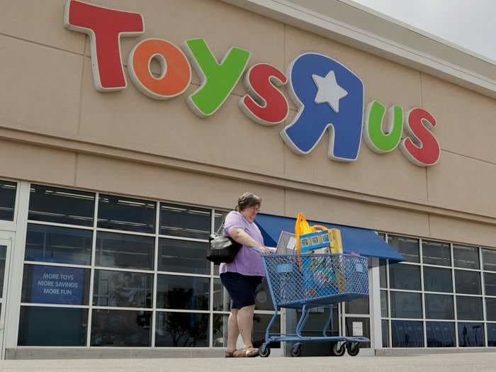 Toys R Us could close all 800 of its US stores - and blowout clearance sales could begin in a matter of weeks