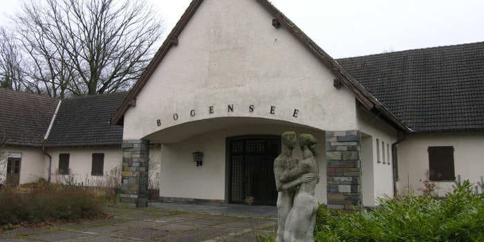 Plans to turn the bungalow of top Nazi Joseph Göbbels into a yoga retreat scrapped after the project was infiltrated by the far-right