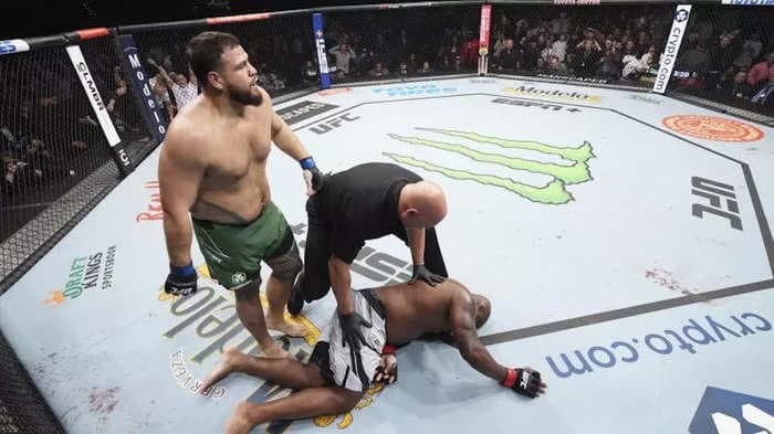 A new UFC heavyweight contender announces himself with a horrific elbow strike KO at UFC 271