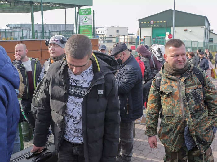Ukrainians are returning from abroad to fight the Russian invasion