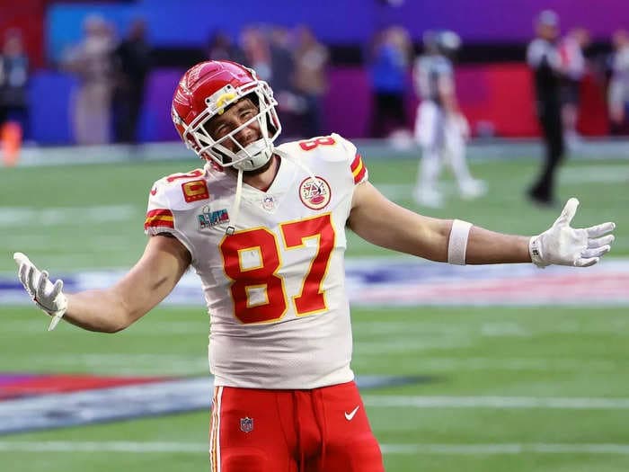 Travis Kelce pointed out a wide-open teammate to help the Chiefs convert on the Super Bowl-winning drive