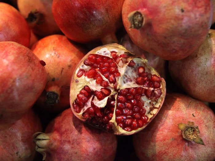 Tech execs like Bryan Johnson and Sam Altman are optimizing their diets to live longer. Here's what experts say to eat to expand your lifespan, from pomegranates to red onions.