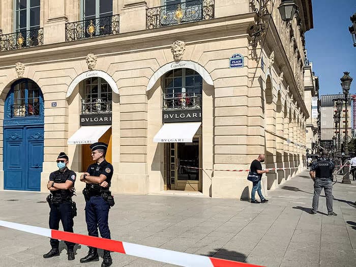 A luxury jewelry store in Paris was robbed in broad daylight and the robbers' getaway was filmed by a passer-by