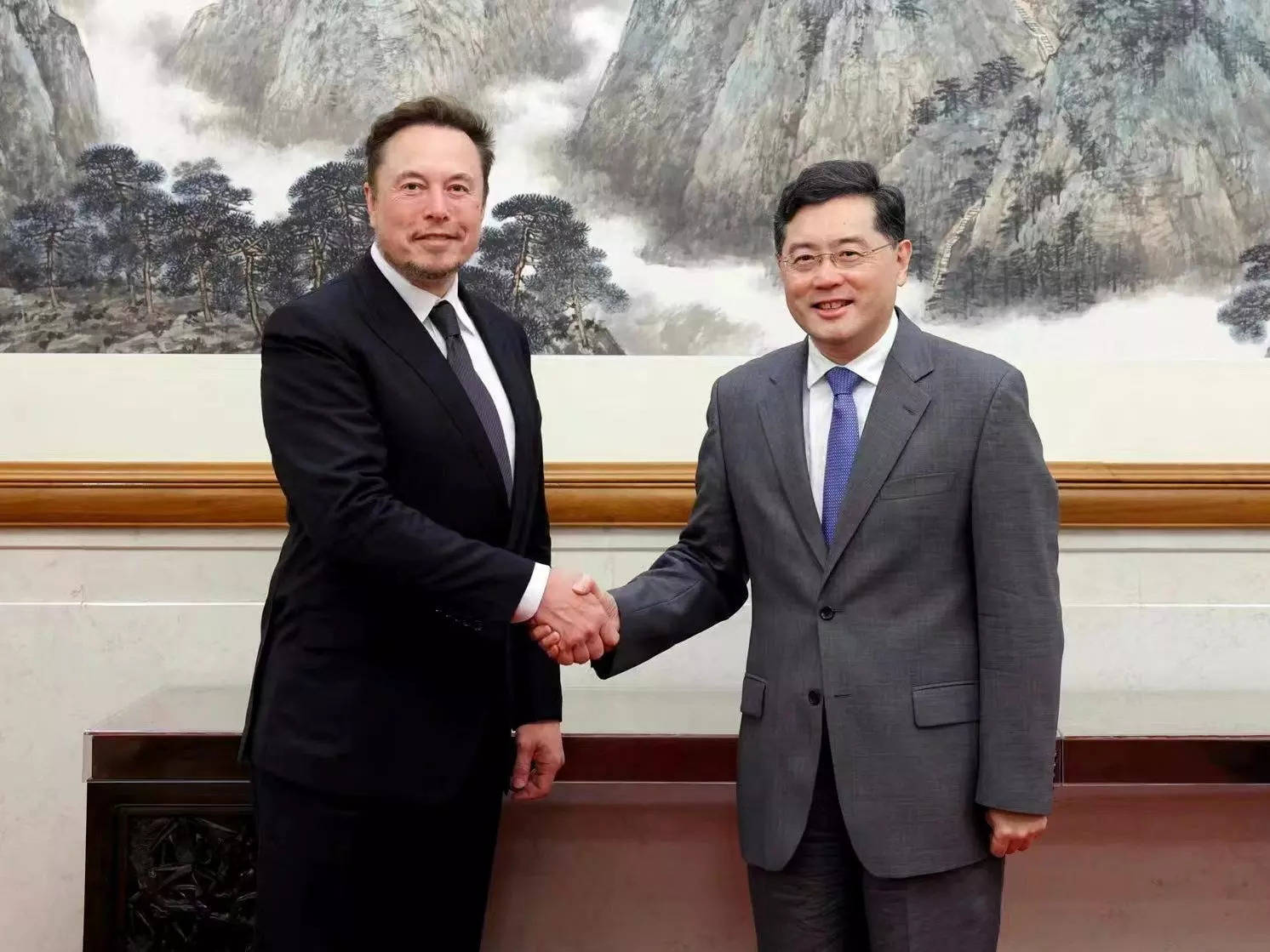 6 photos of Elon Musk's visit to China, from a 16-course dinner to meetings with Chinese officials
