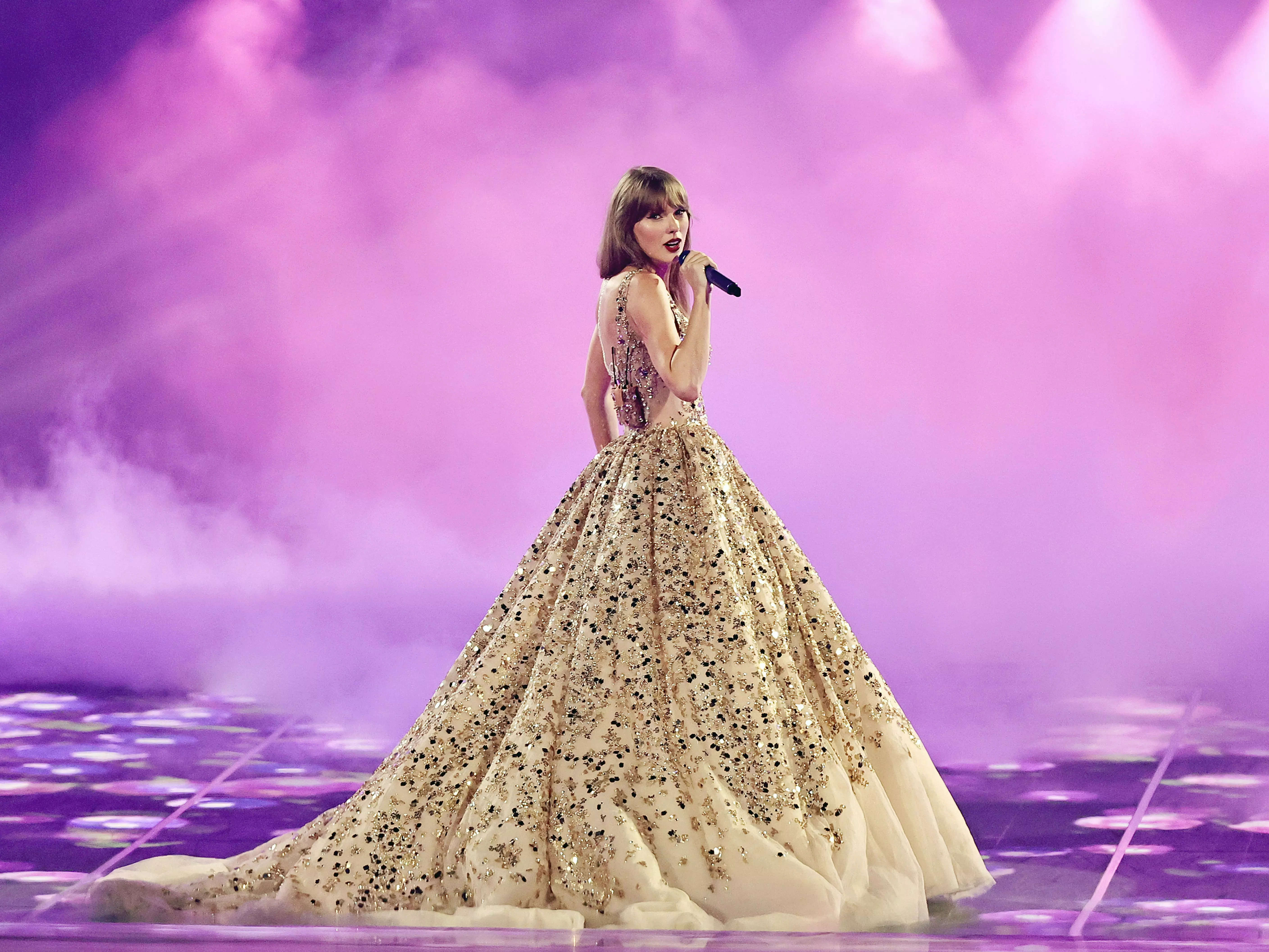 Taylor Swift Wears Reputation-Esque Schiaparelli Gown to the 2024 Grammys |  Glamour