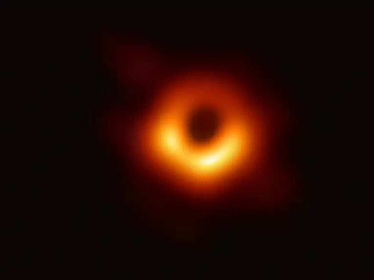 Los científicos dicen que los agujeros negros pueden atravesar el universo a 17.500 millas por segundo, y este descubrimiento puede revelar nuevas leyes de la física.