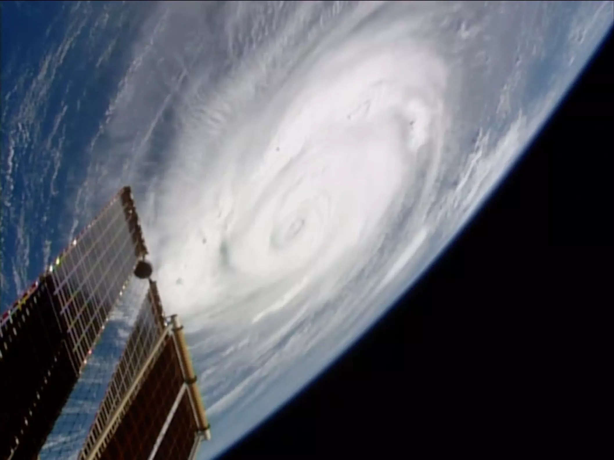 Astronauts watch as Hurricane Ian slams into Florida (photos)