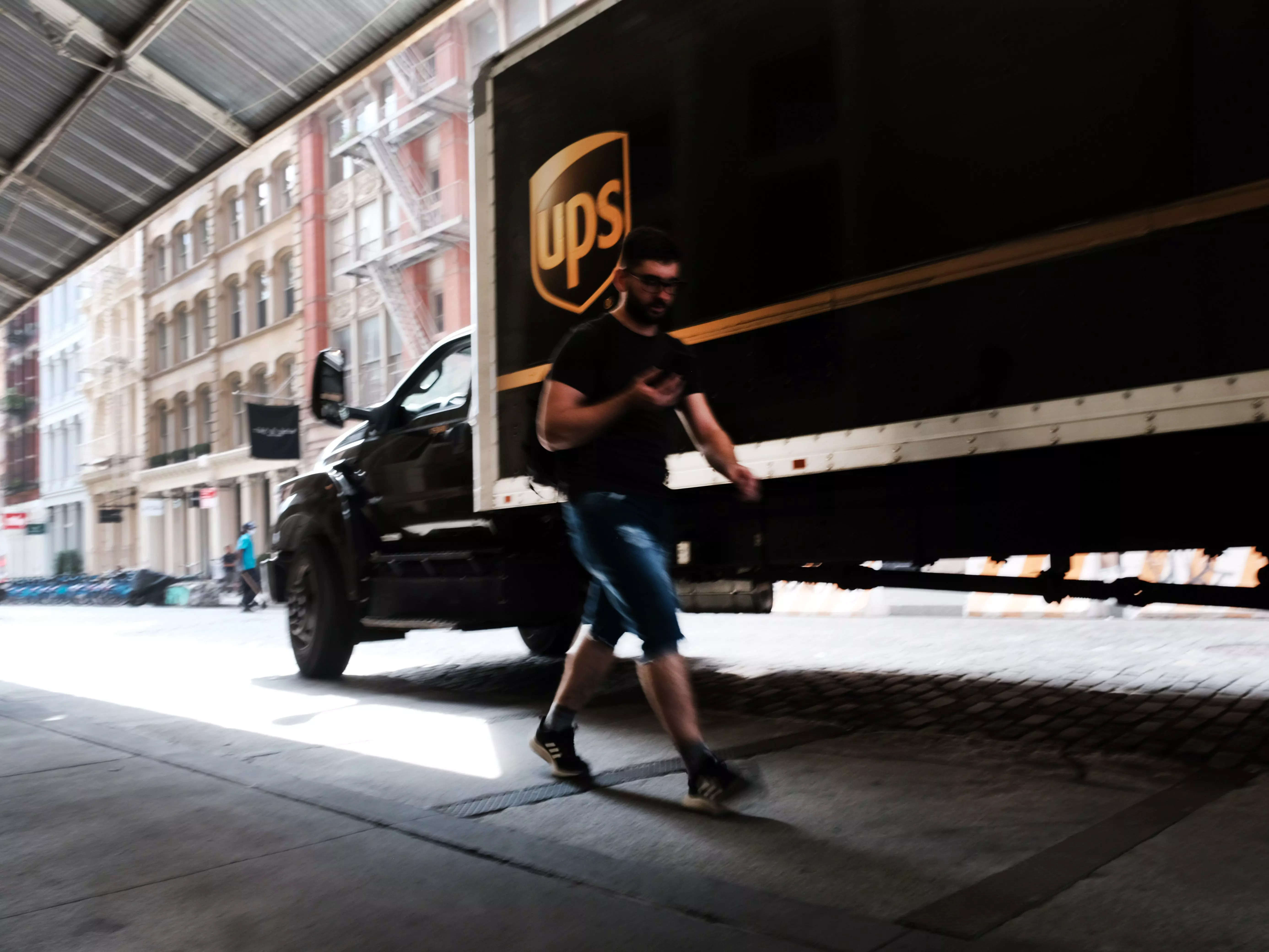 A UPS driver posted their $2,400 weekly paycheck to Reddit