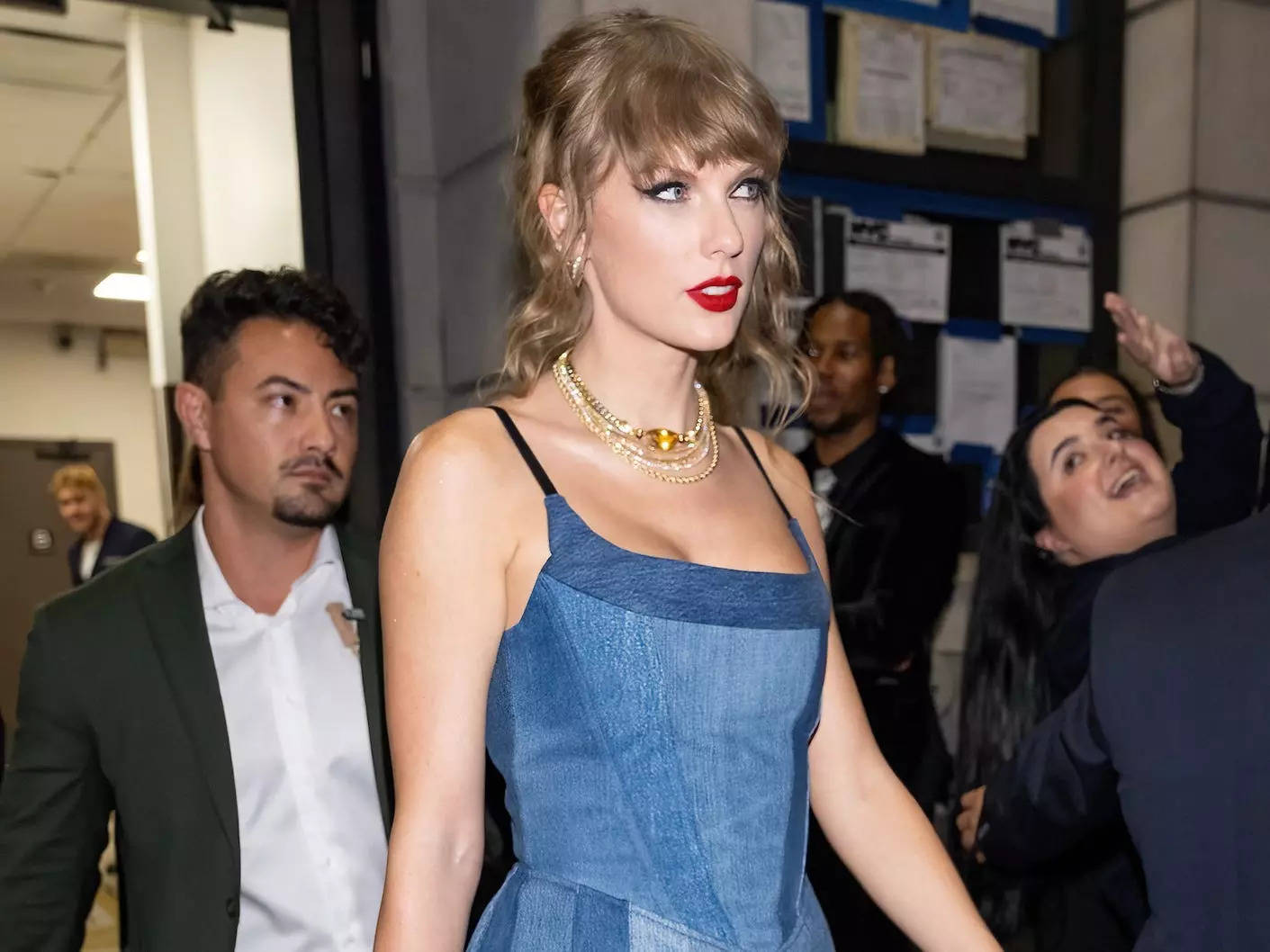 https://www.businessinsider.in/photo/104426371/why-is-everyone-so-obsessed-with-taylor-swifts-style-its-because-shes-the-girl-next-door-but-better.jpg?imgsize=67958