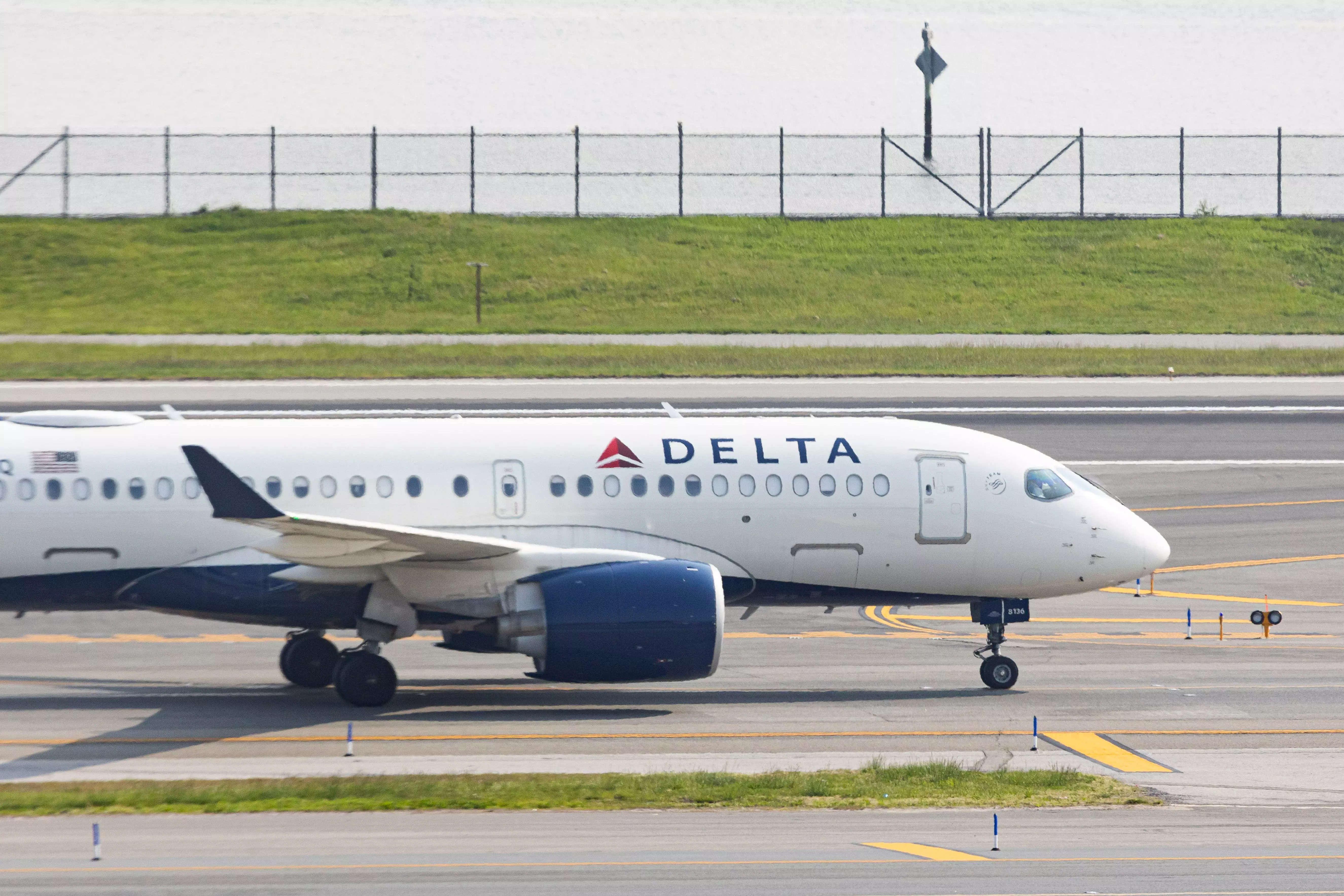 Delta está siendo demandada por una pasajera paralizada que dice que se cayó y sufrió “lesiones graves” durante un viaje a México, lo que la dejó con 400.000 dólares en facturas médicas.