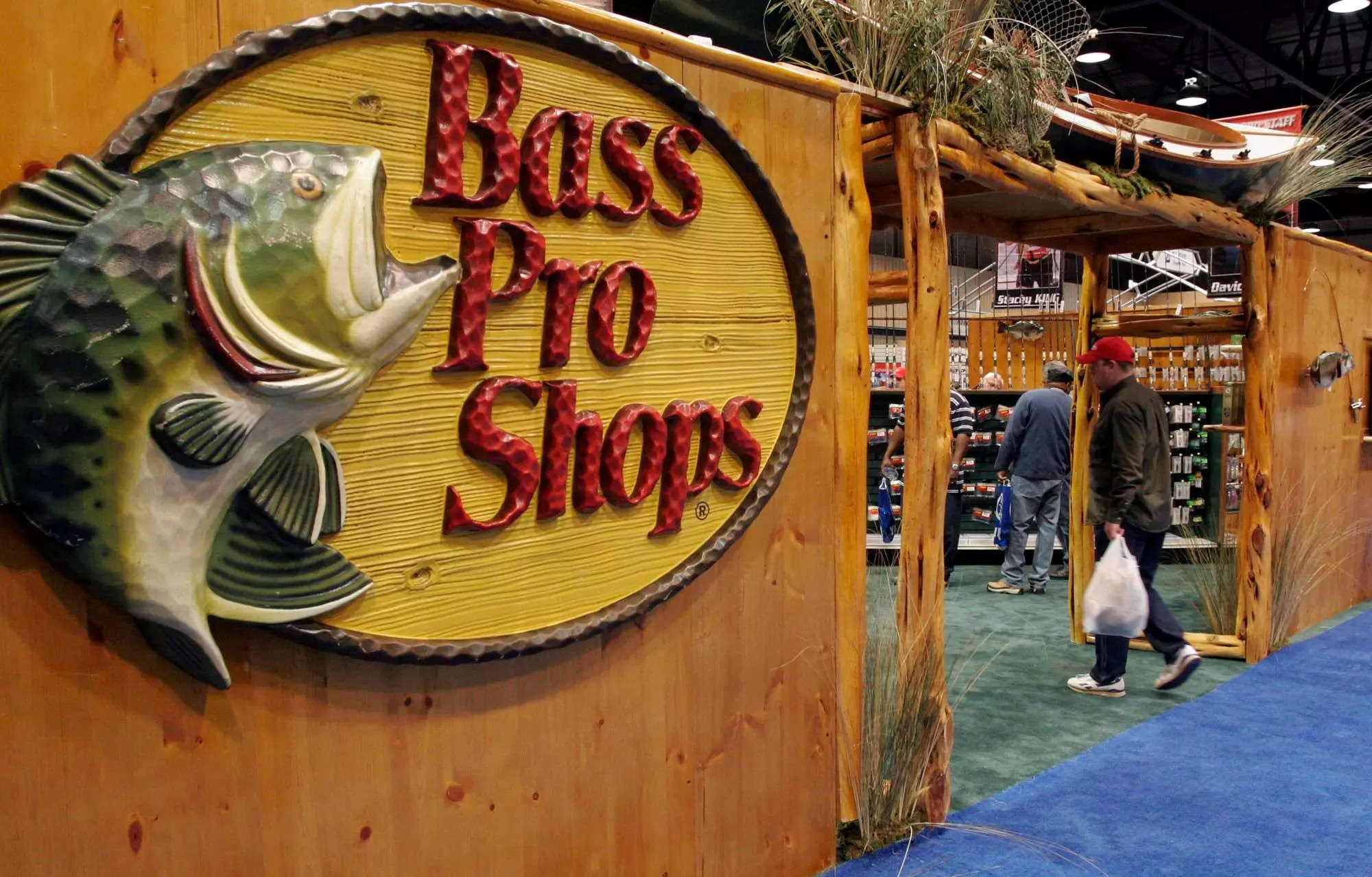 Shoppers in disbelief as man does a naked 'cannonball' dive into Bass Pro  Shop aquarium