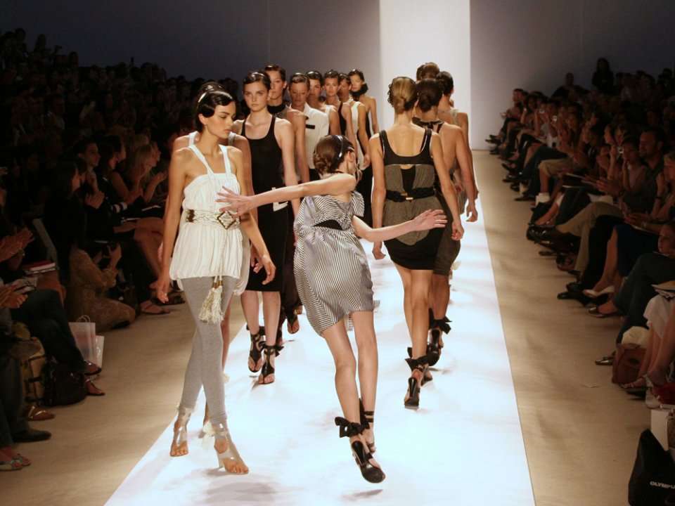 12 Fashion Models Who Fell On The Catwalk | Business Insider India