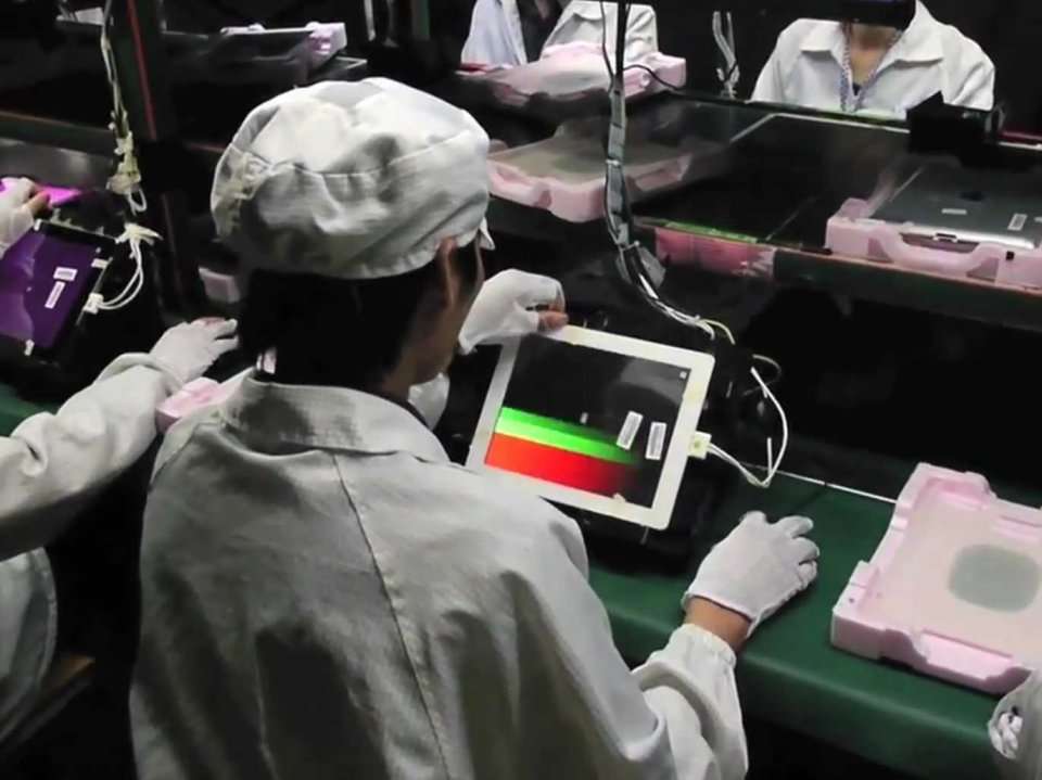 Chinese Workers Making Iphones Work 11 Hour Shifts 6 Days A Week For 1 50 Per Hour Business Insider India