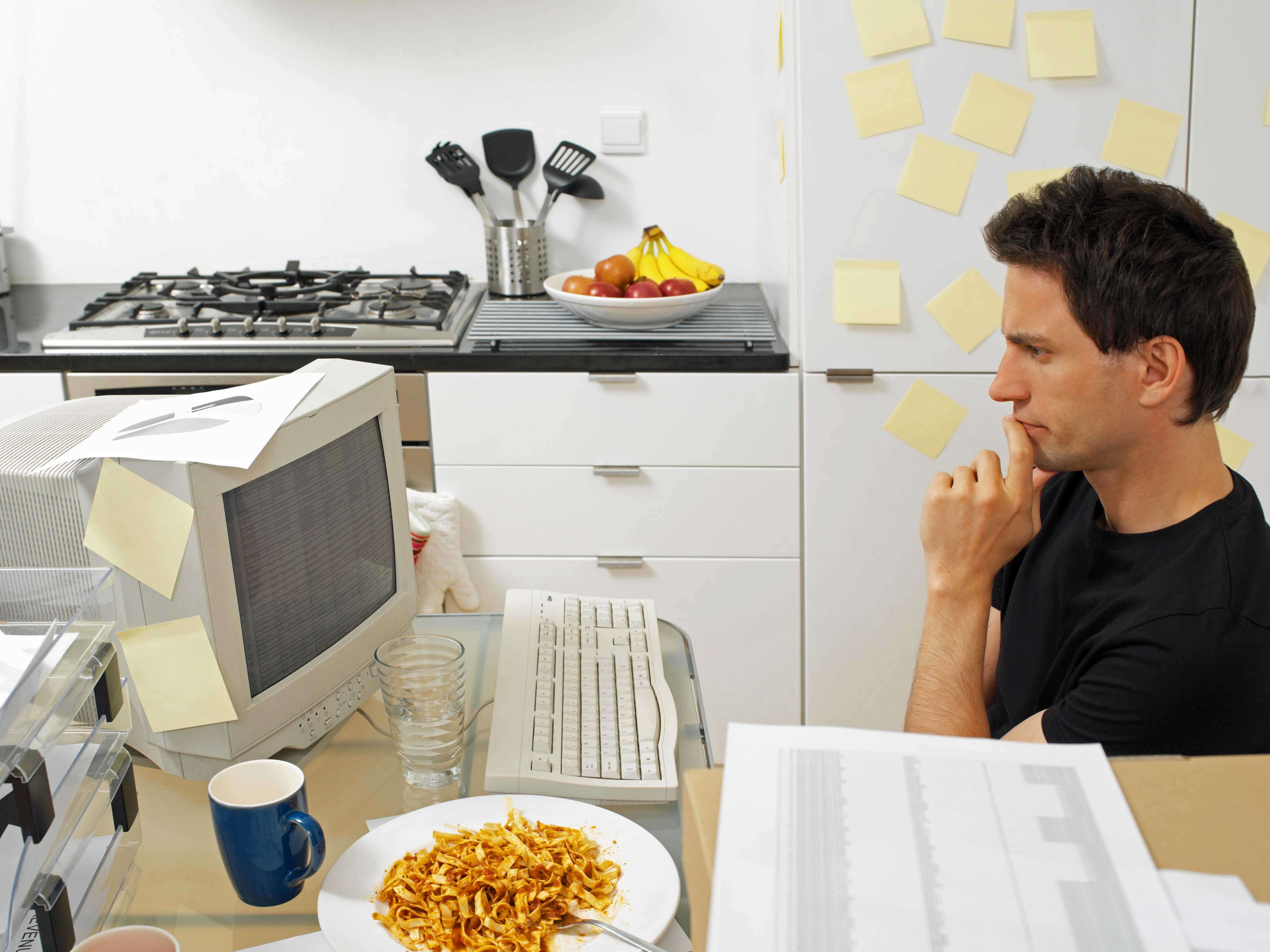 Работа на дому причина. Еда перед компьютером. Кушать за компьютером. Человек ест за компьютером. Человек с едой за компьютером.