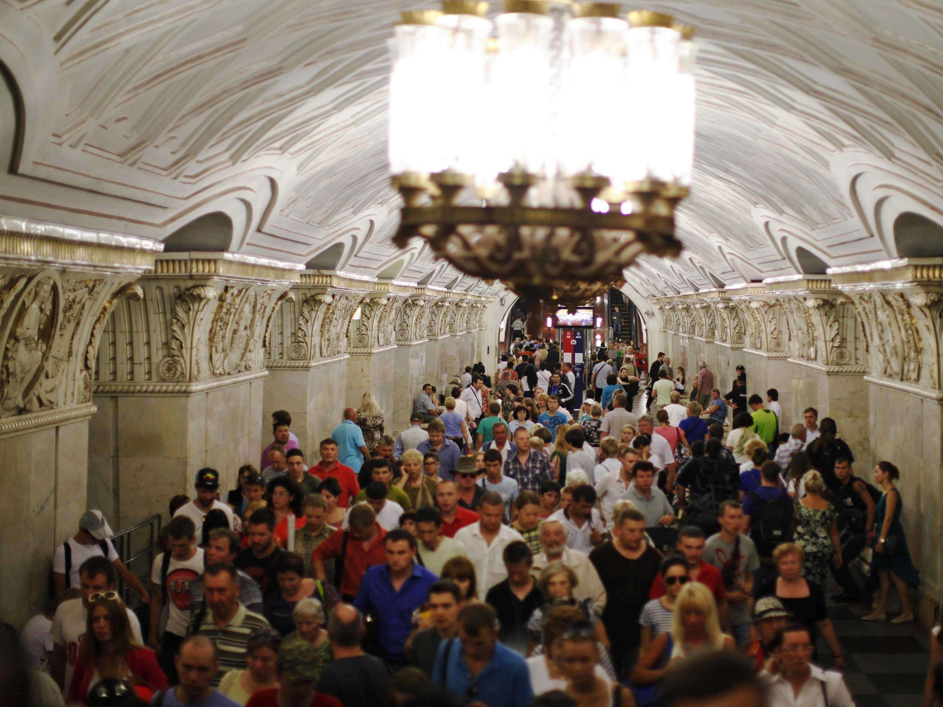 Проявить метро. Час пик в метро в Москве. ЧАСПИК В Московском метро. Часы пик в Московском метро. Люди в метро Москвы.