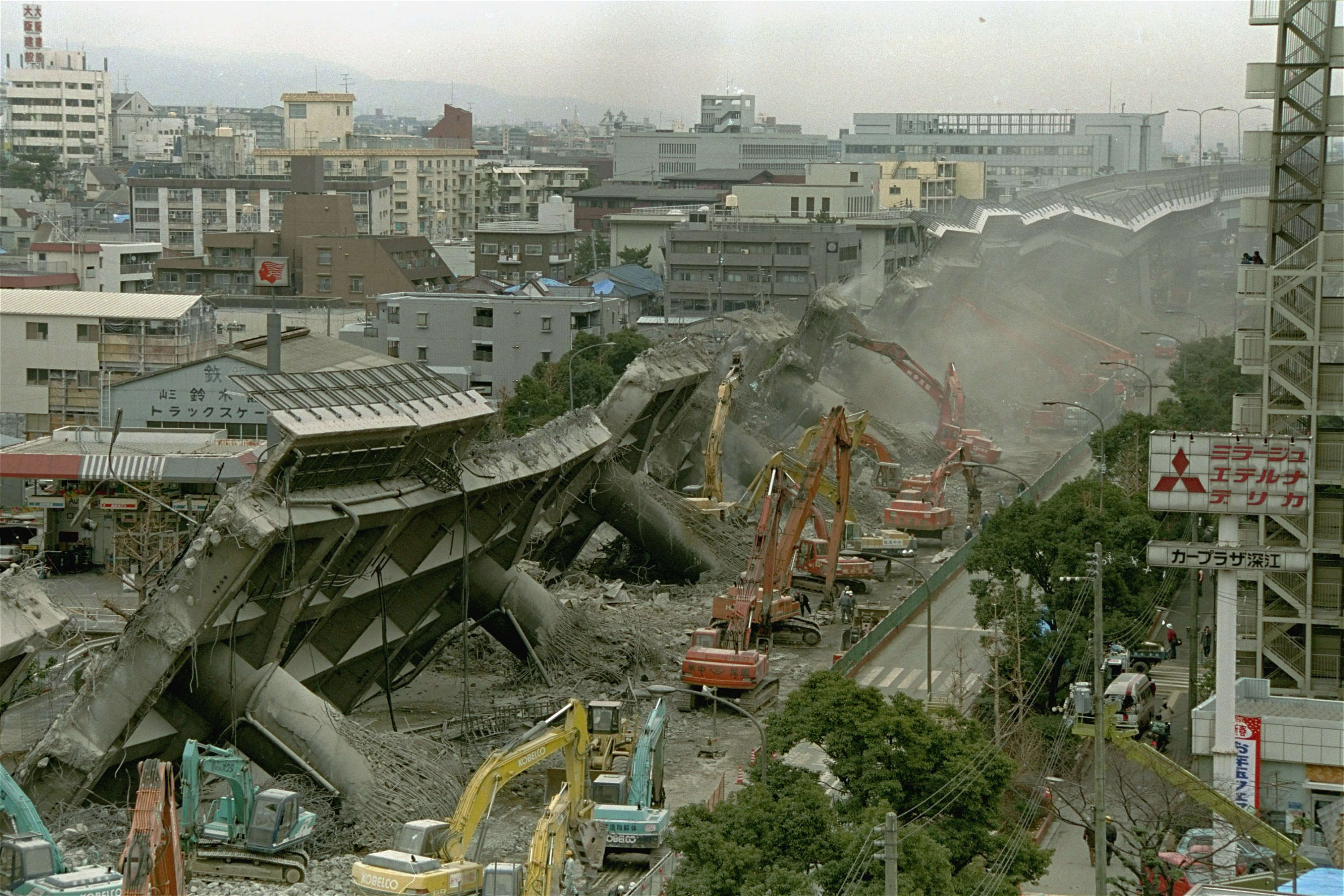 Самые сильные землетрясения происходят. Землетрясение в Кобе 1995. Землетрясение в Японии 1995. Город Кобе Япония землетрясение в 1995г. Великое землетрясение Хансин-Авадзи.