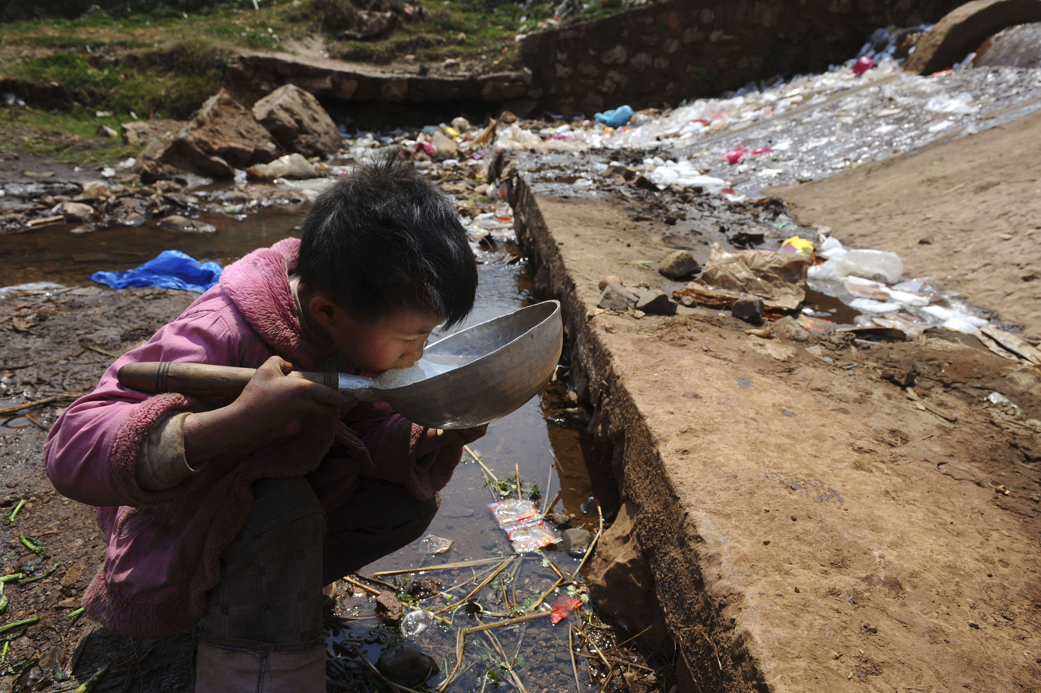 Пить мутную воду. Загрязнение воды в Китае. Экологическая катастрофа в Китае. Люди и загрезннеы воды. Загрязнённые водоёмы в Китае.