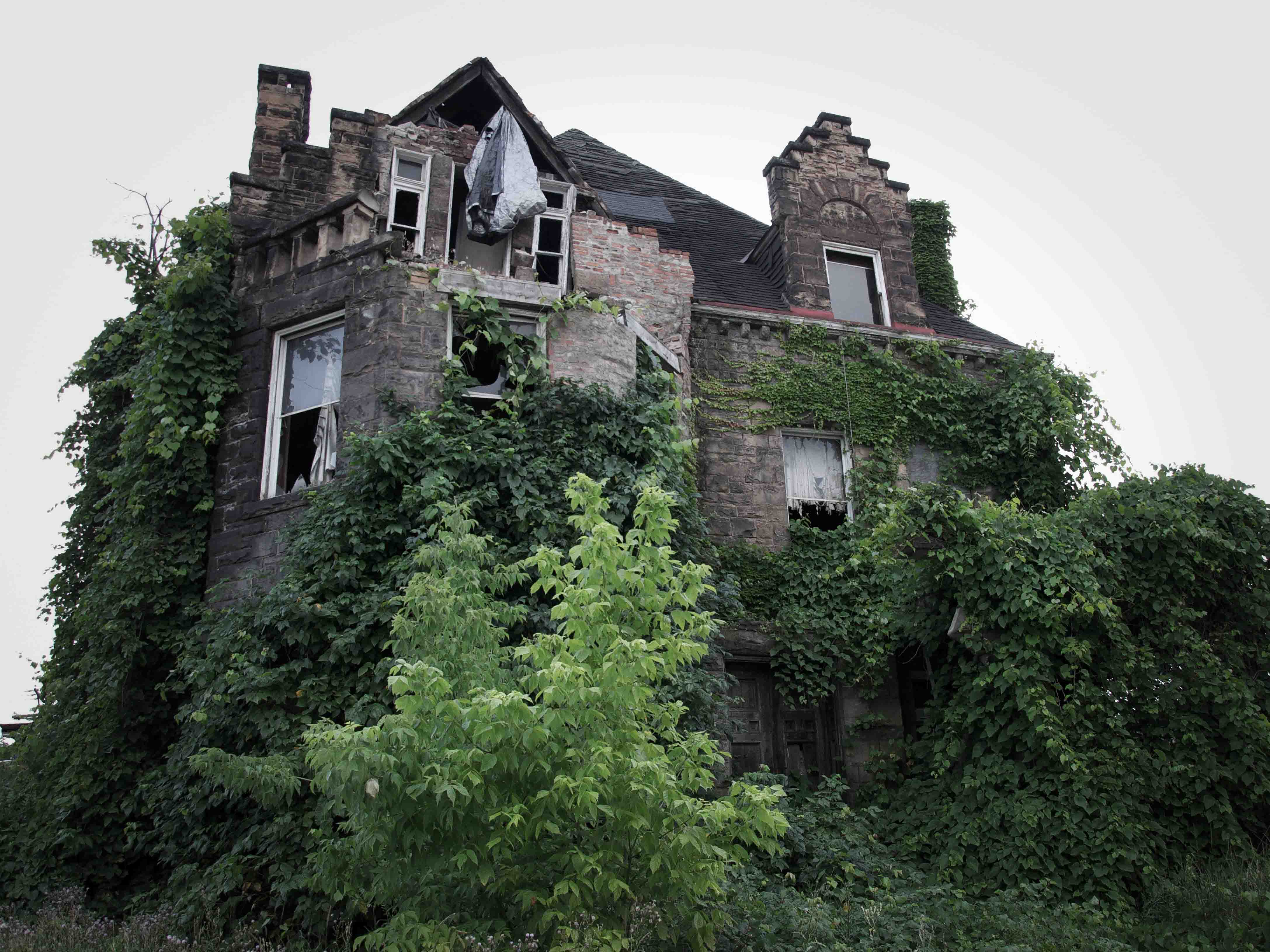 Самый знаменитый дом. Дом с призраками в вомельсдорфе, Пенсильвания. Coudersport Пенсильвания заброшенный Викторианский особняк. Заброшенный особняк с привидениями. Дом с призраком Америка.