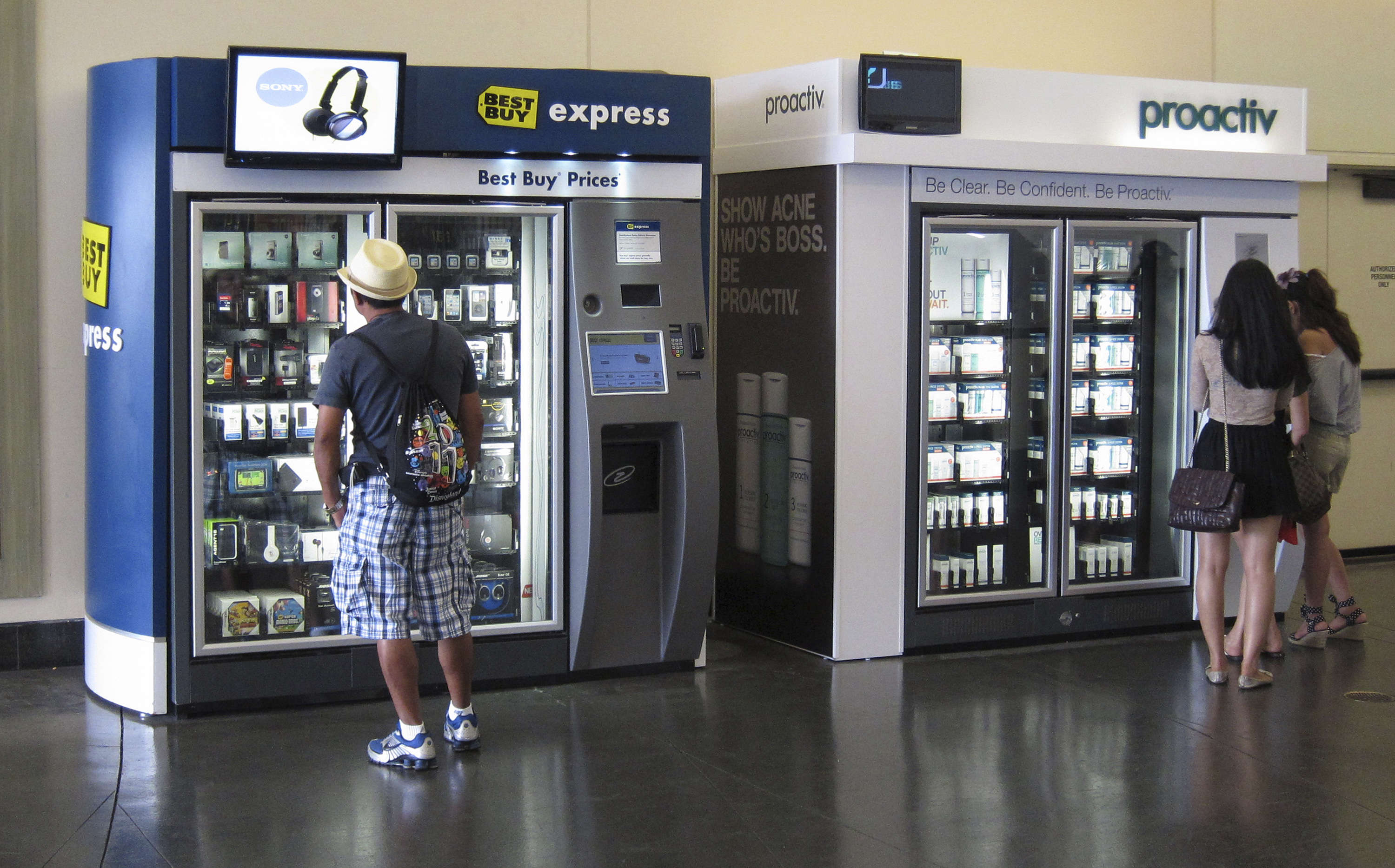 Где находится торговый автомат в пабге. Вендинговый аппарат селф киоск. Современные вендинговые аппараты. Вендинговые аппараты в США. Вендинговые автоматы в Европе.