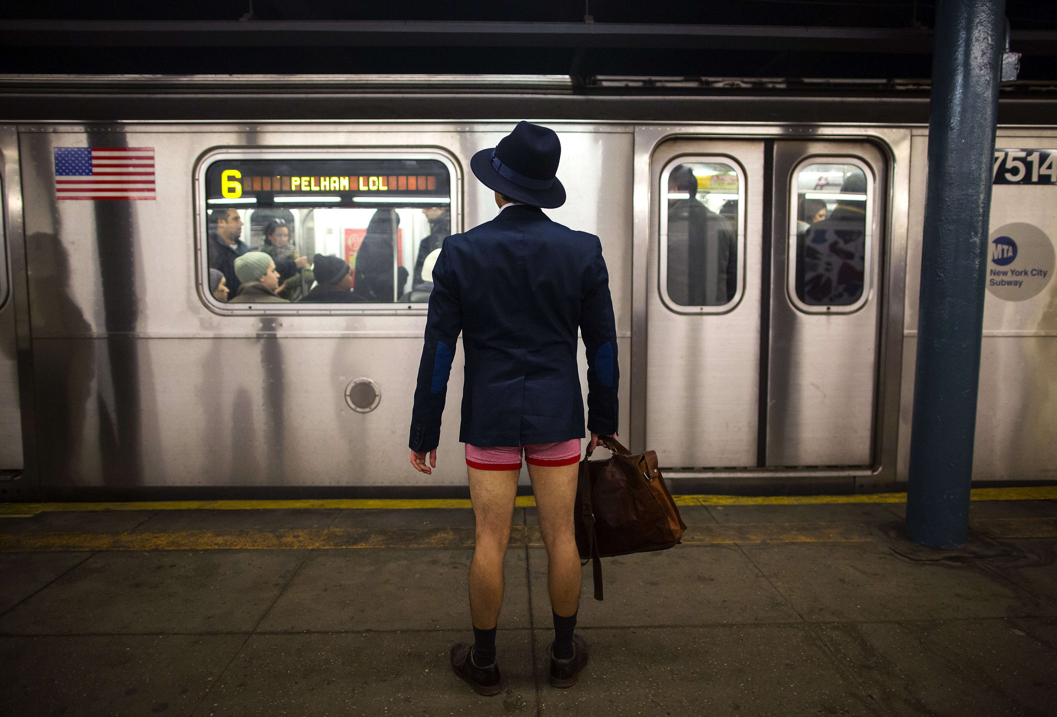 Фото террориста без штанов. No Pants Subway Ride Москва. Без штанов. В метро без штанов. Без штанов но в шляпе.