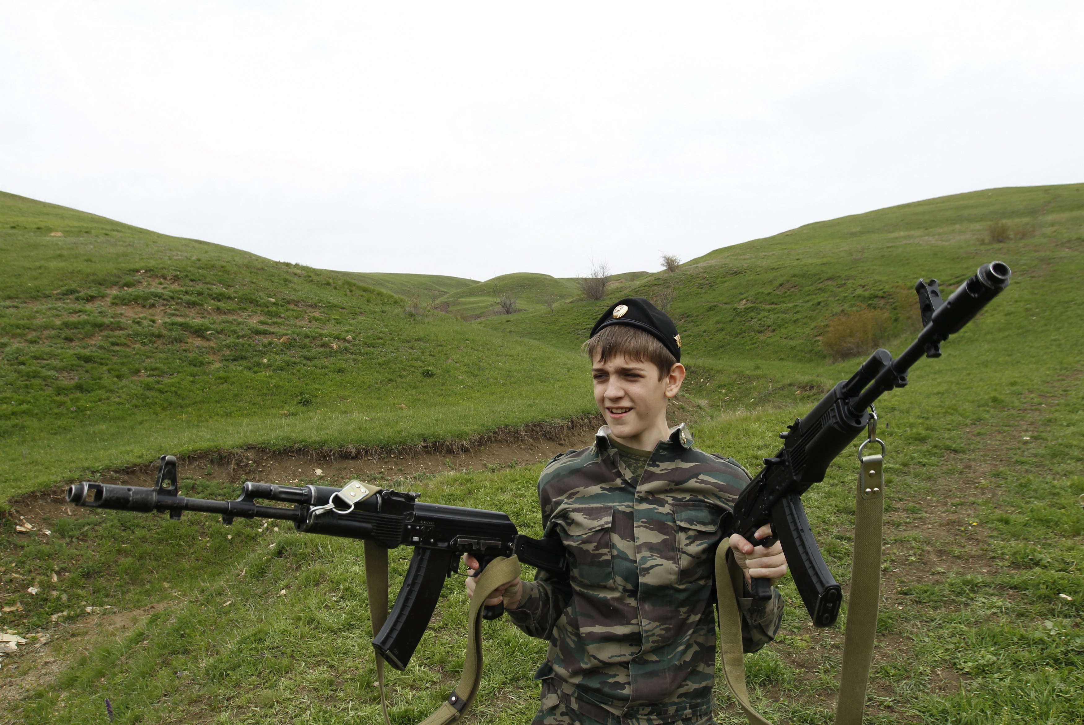 Военный это форма разрешения. АК 74м в Чечне. Парень с автоматом. Военные с калашами. Военный с автоматом.