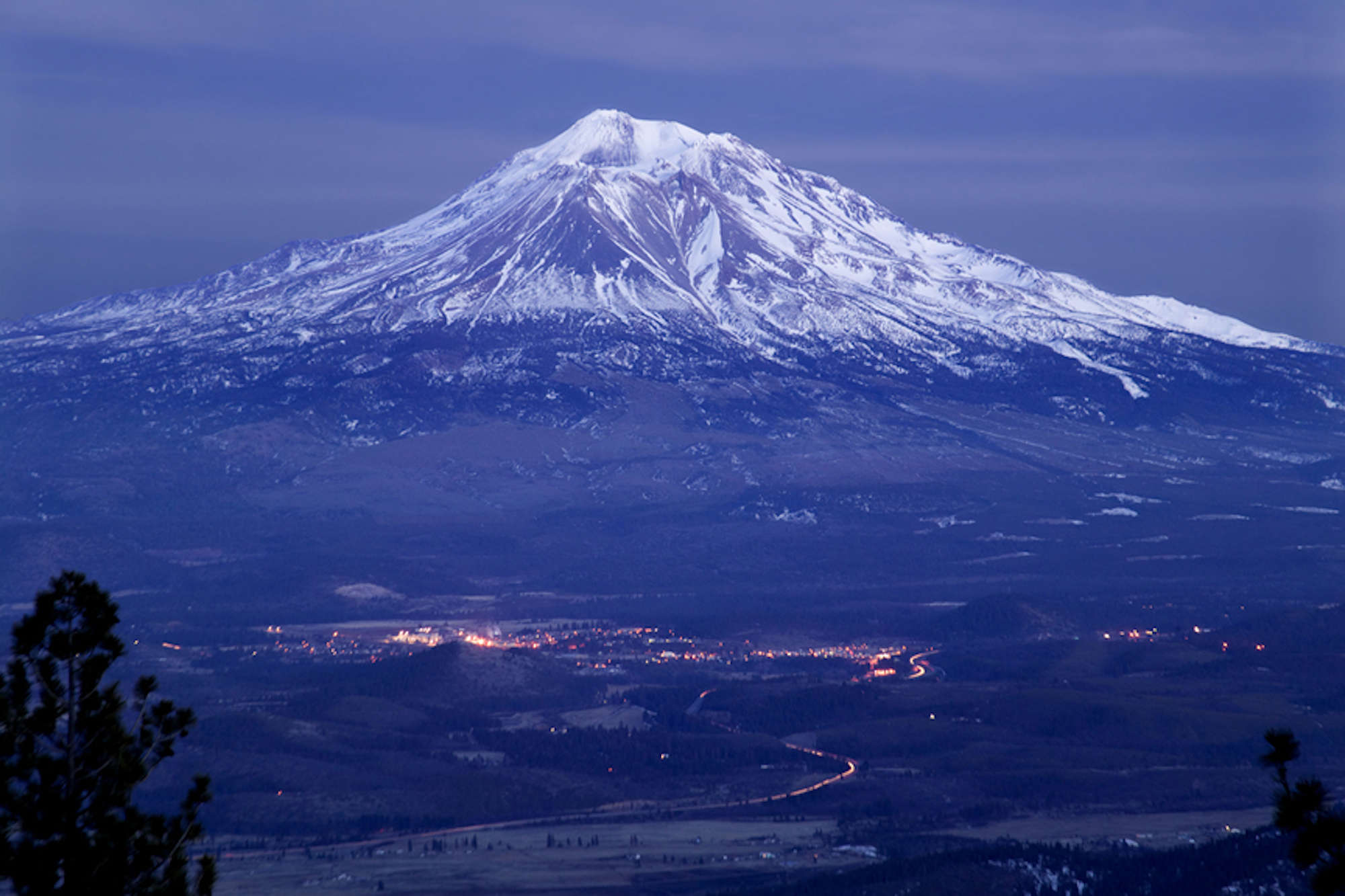 Наивысший вулкан северной америки. Вулкан Шаста. Гора Шаста в Орегоне. Гора Шаста Калифорния Орегон. Мистическая гора Шаста.