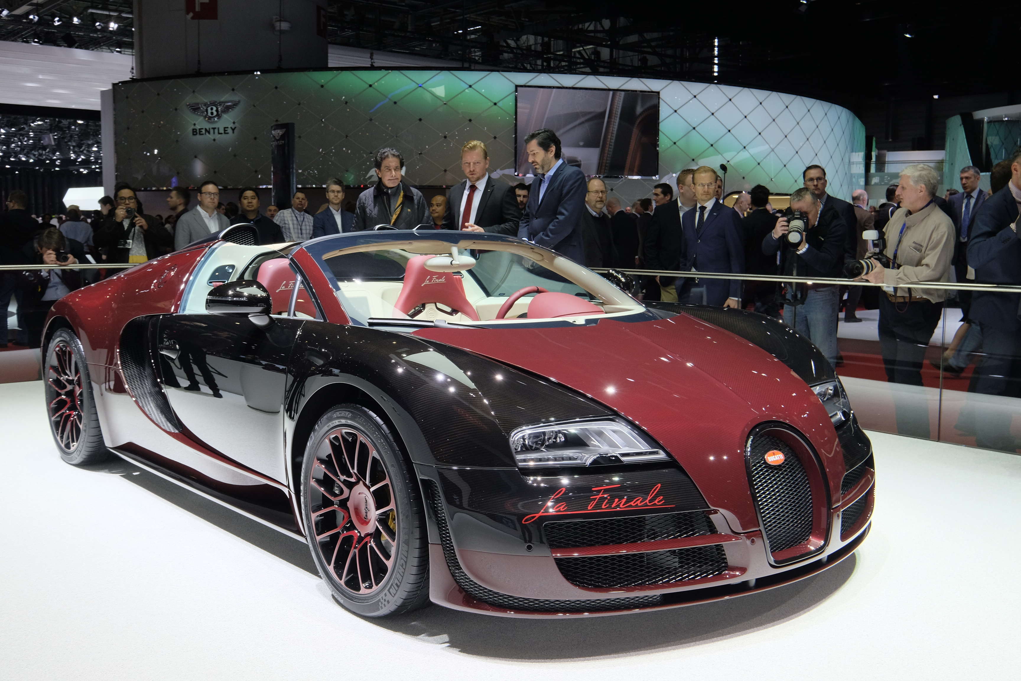 Самые дорогие машины в мире 2024 цены. Бугатти Вейрон 2015. Бугатти Вейрон 2021. Бугатти Вейрон последняя модель. Bugatti Veyron Vitesse.