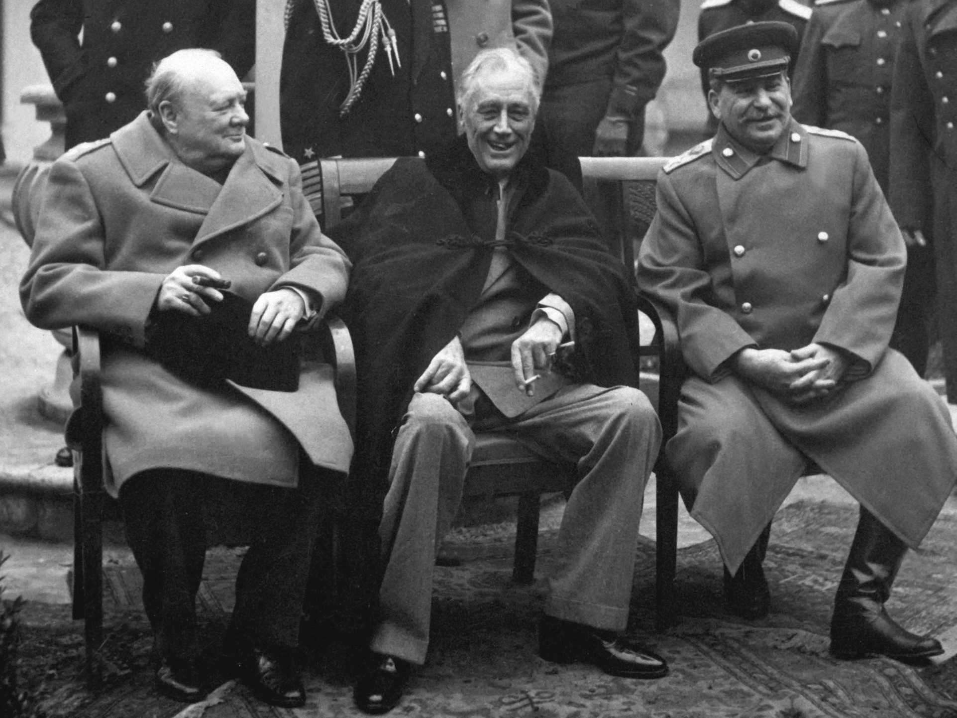 Сталин переговоры. Сталин Рузвельт Черчилль 1945. Сталин Рузвельт и Черчилль на Ялтинской конференции. Большая тройка Сталин Рузвельт Черчилль. Встреча Сталин Рузвельт Черчилль.
