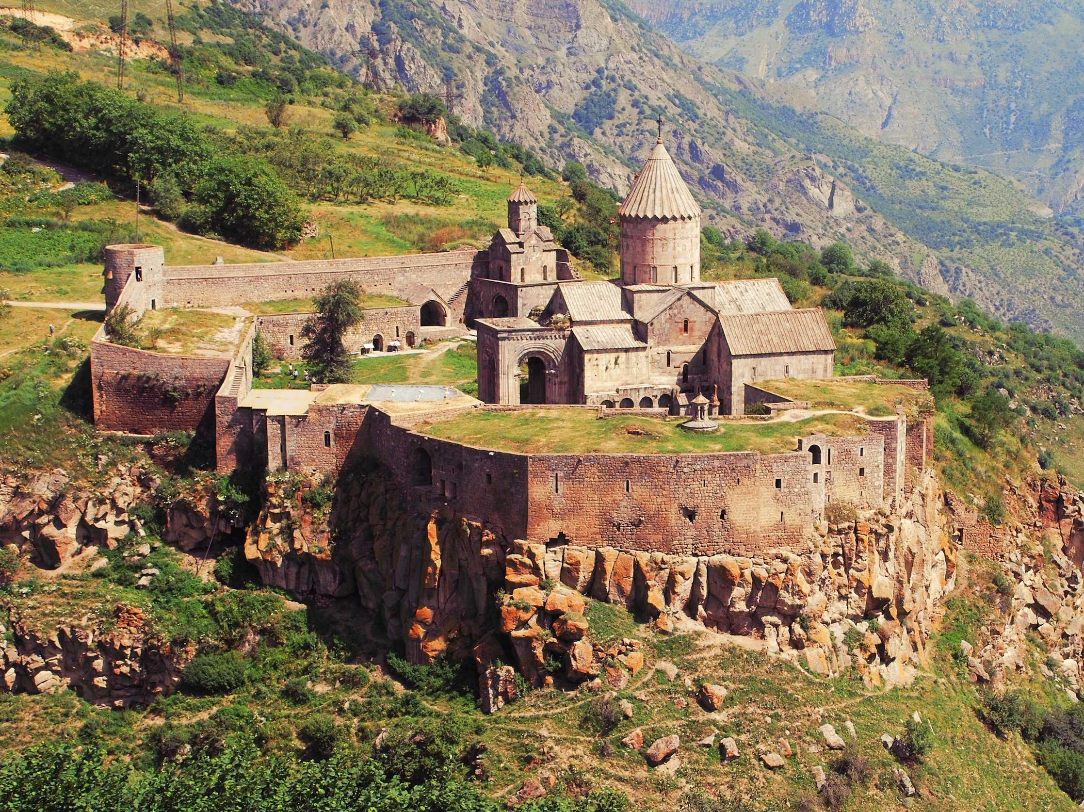 Древности монастыря. Монастырь Татев. Татев Армения. Татевский монастырь в Армении. Армения старый монастырь Татев.