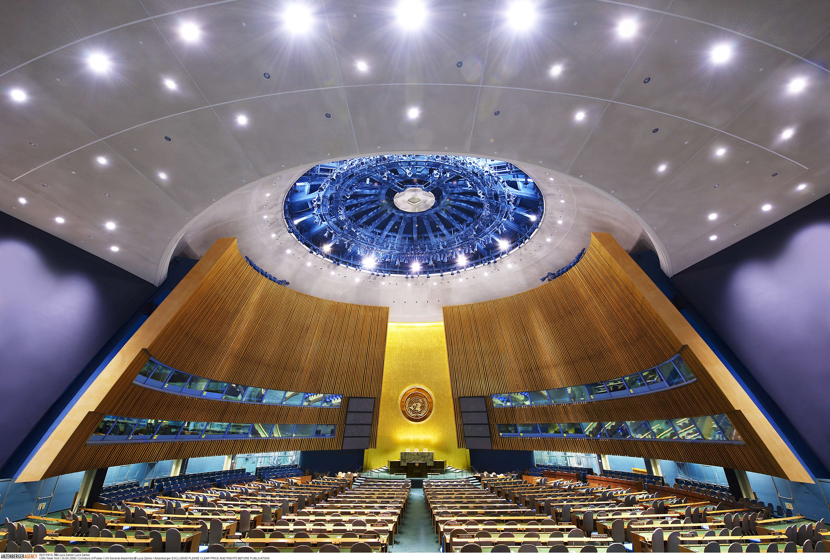 Тысячелетия оон. Зал Генеральной Ассамблеи ООН. Зал заседания Генеральной Ассамблеи ООН. Зал заседаний Генассамблеи ООН. Генеральная Ассамблея ООН (га ООН) трибуна.
