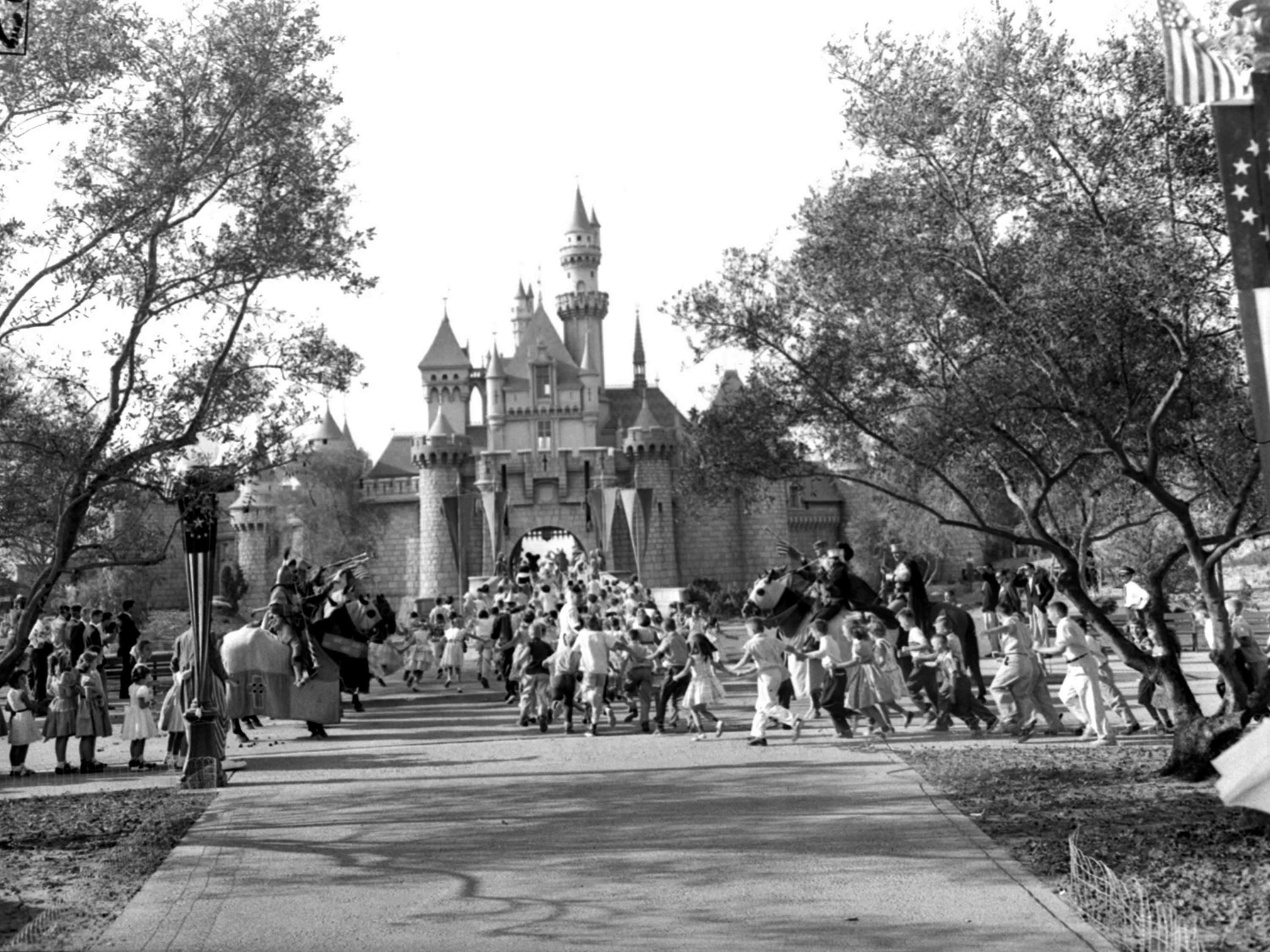 Первые развлечения. Парк Уолт Дисней 1955. Уолт Дисней Диснейленд. Первый Диснейленд 1955. Диснейленд я 1955 года в городе Анахайме (штат Калифорния),.
