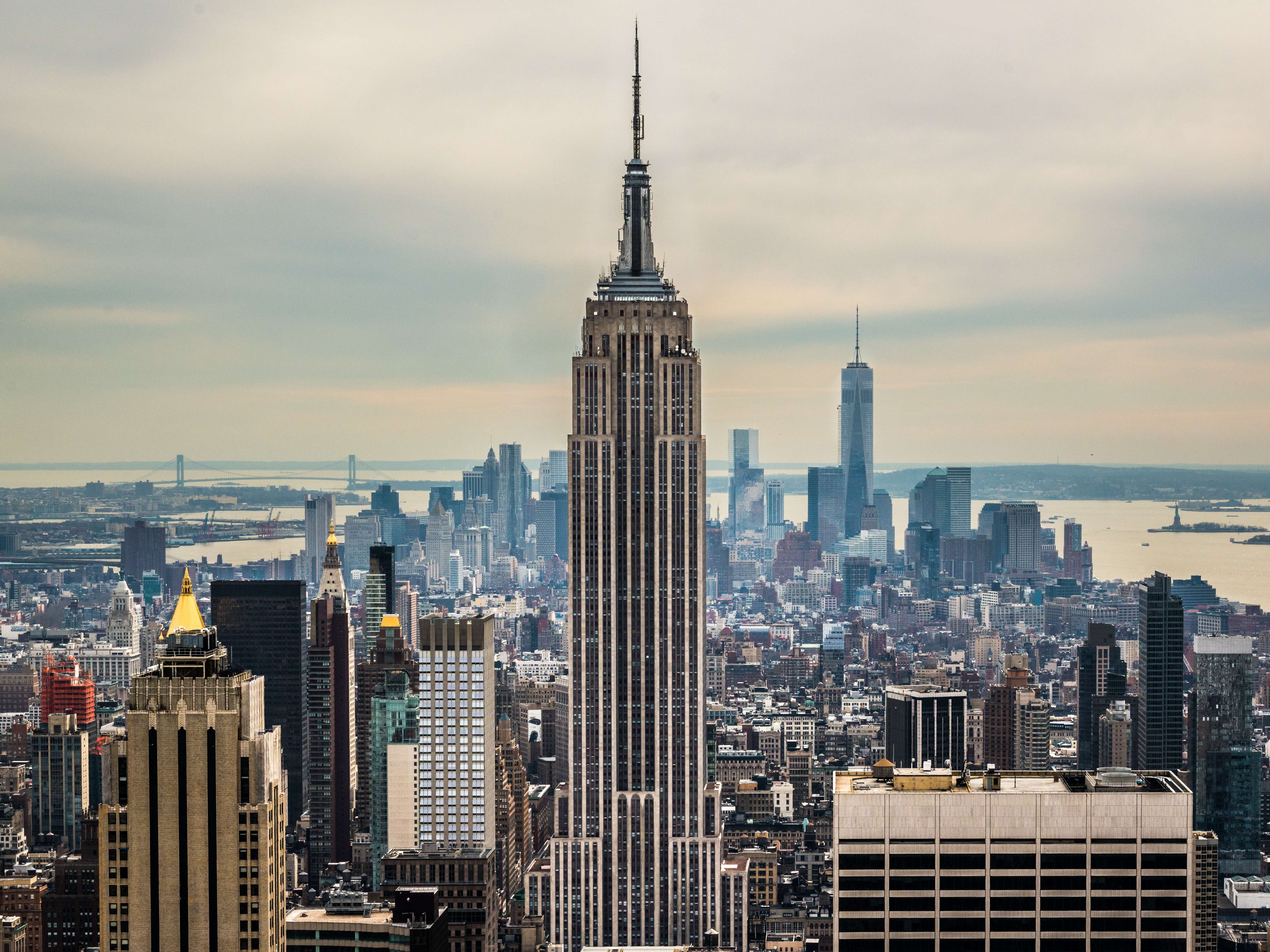At t new york. Эмпайр-Стейт-Билдинг. Нью Йорк Empire State building. Нью-Йорк Манхэттен Эмпайр Билдинг. Крупнейший небоскрёб «Эмпайр Стейт Билдинг» в Нью-Йорке.
